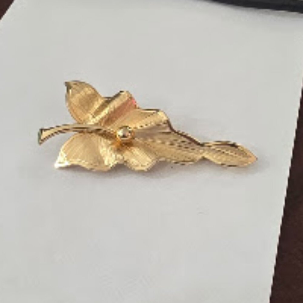 VINTAGE GOLD TONE BROOCH